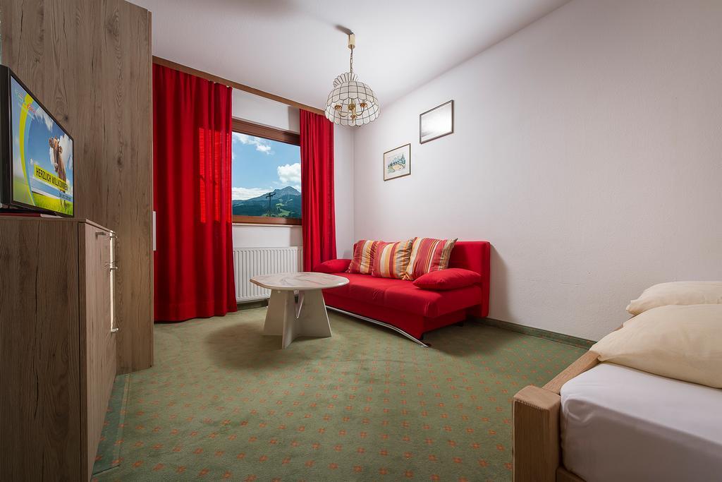 Familienhotel Central Sankt Johann in Tirol Pokoj fotografie