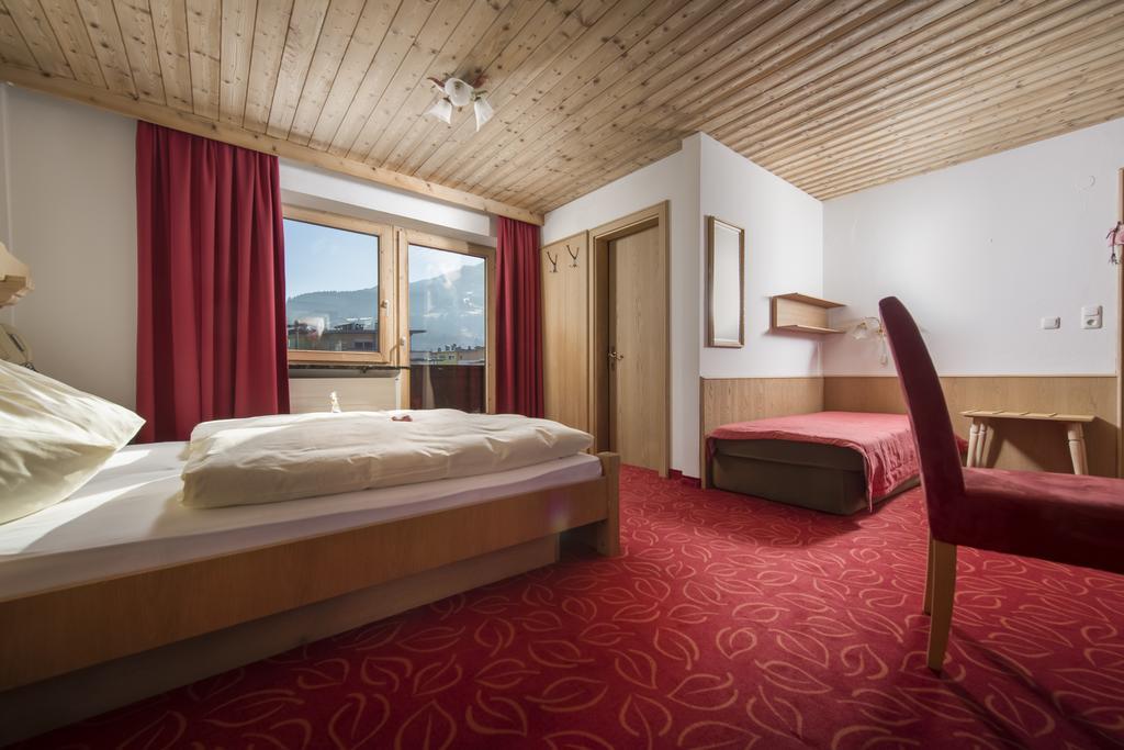 Familienhotel Central Sankt Johann in Tirol Pokoj fotografie